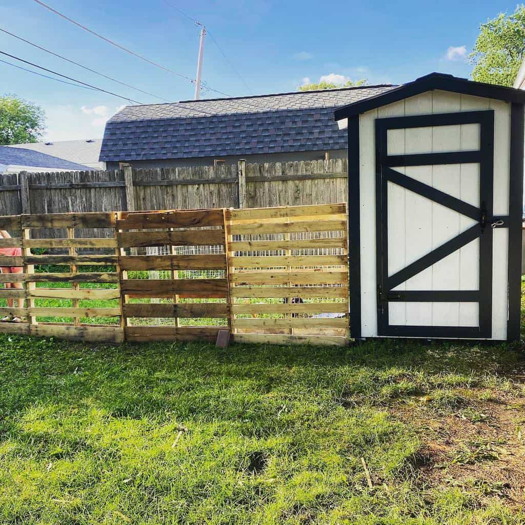 Backyard pallet fence ideas 