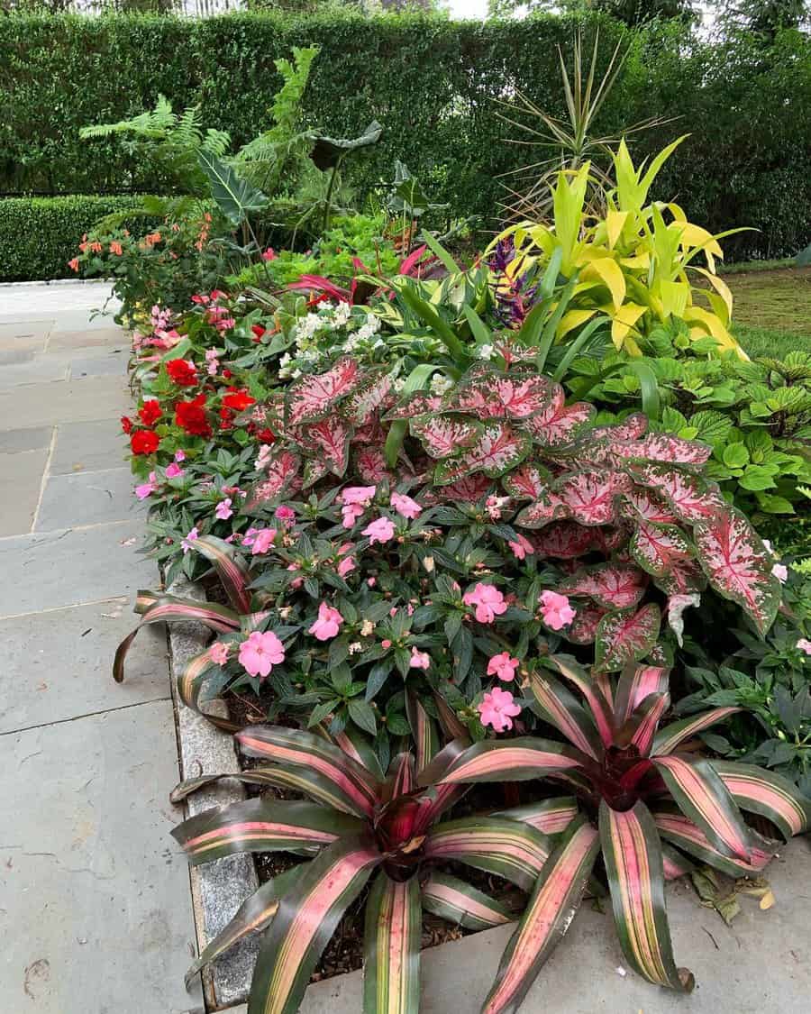 Retaining wall plant box