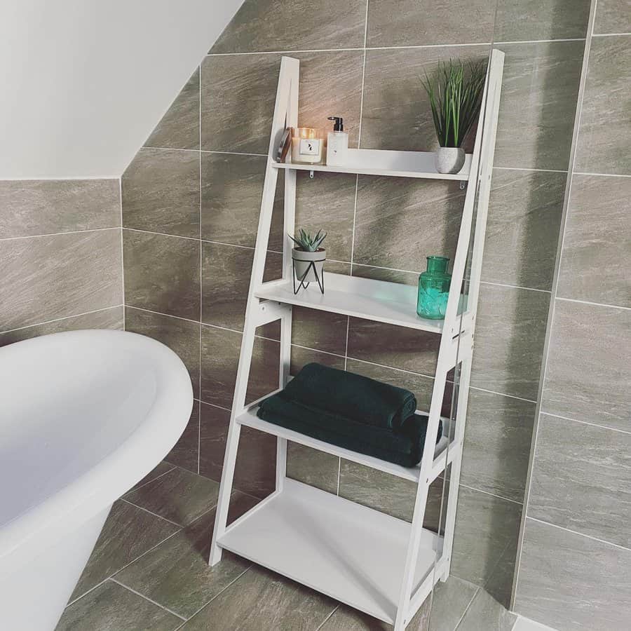 Freestanding bathroom shelf
