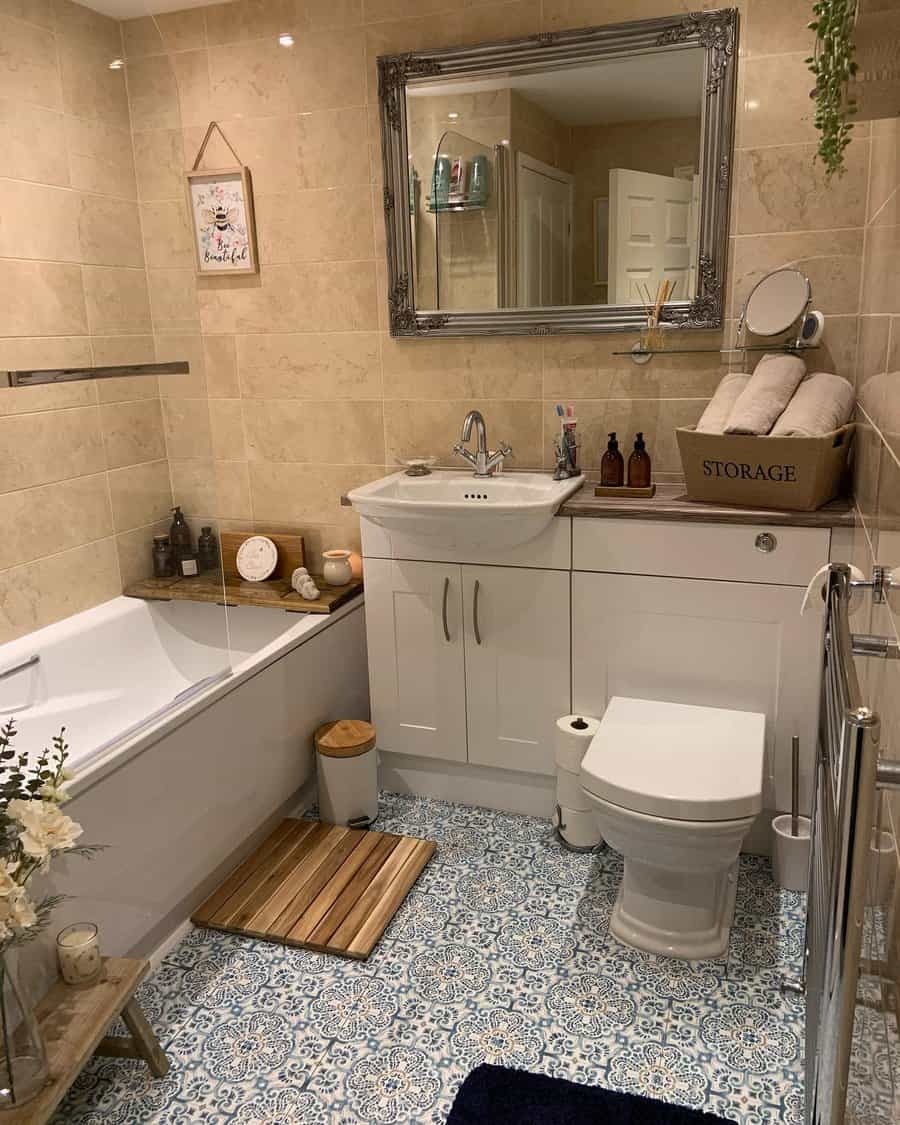 Small bathroom with glass splash screen