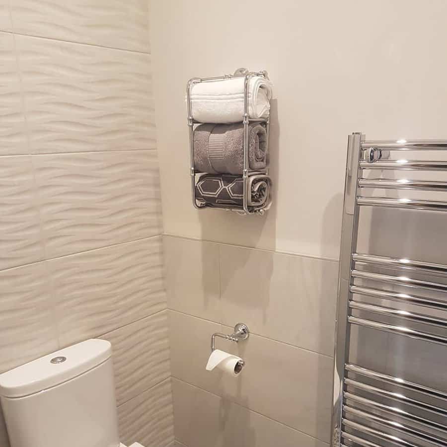 Wall mounted towel rack