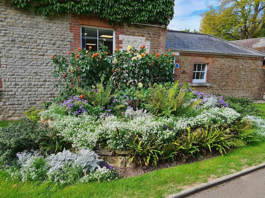 The flourishing tapestry garden