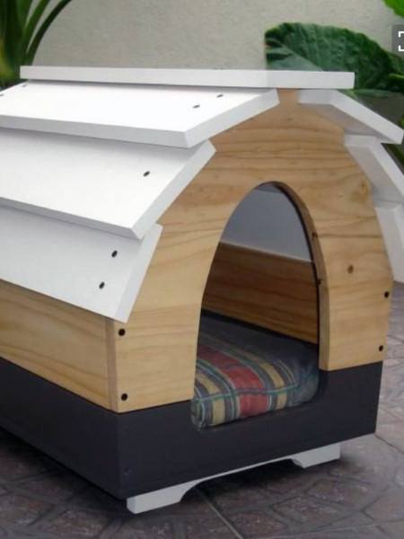 Arched dog house