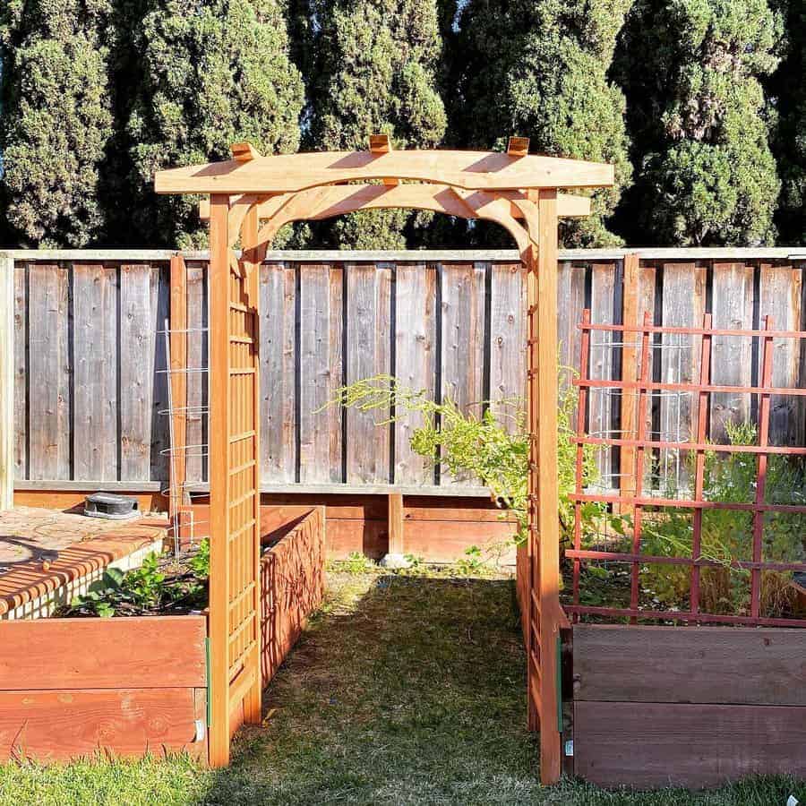 Arbor connecting garden